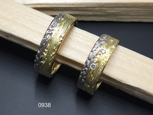 Parterringe in 0750 Gelb-Weissgold mit strukturierter Oberfläche und Brillanten, handgefertigt in der Manufaktur Wipf.