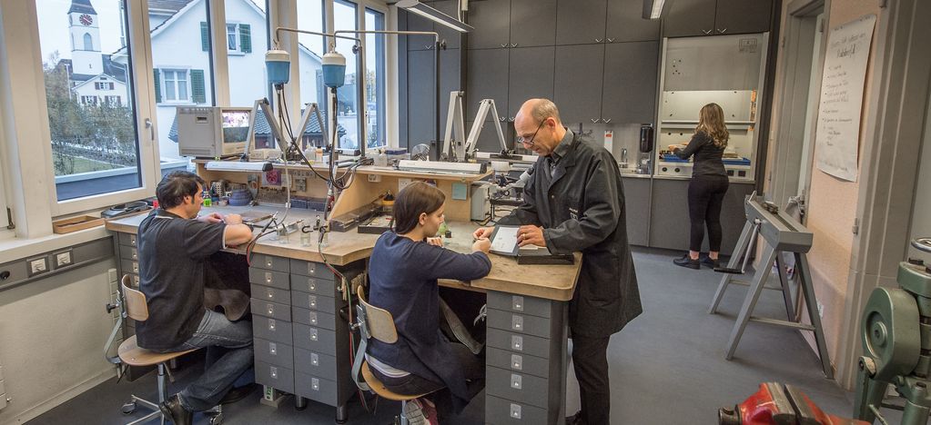 Grosszügiges Goldschmiedeatelier in der Schmuckmanufaktur Wipf Atelierrundgang